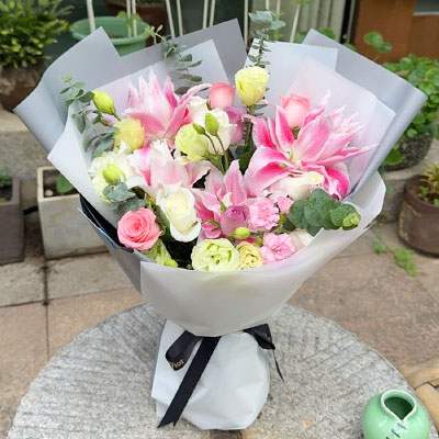 铁岭9朵玫瑰混搭百合，爱恋纯真无邪